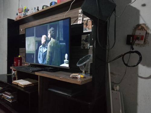 Televisyen dan/atau pusat hiburan di Apartamento do Faus
