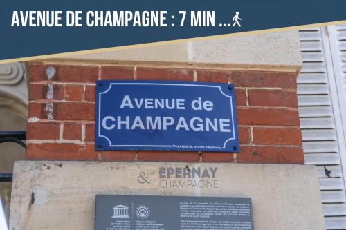 a blue sign on the side of a brick building at Terrasse 86 - Terrasse & Climatisation - 4-6 personnes - BnB Epernay in Épernay