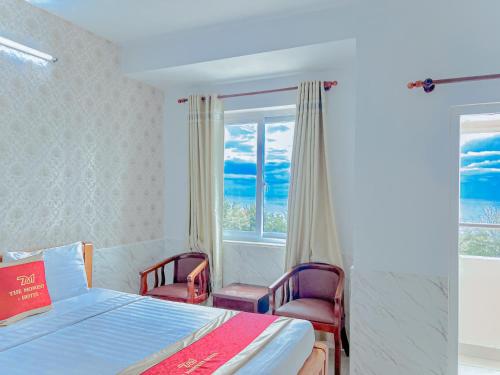 Postel nebo postele na pokoji v ubytování Ngọc Hân Hotel By The Moment