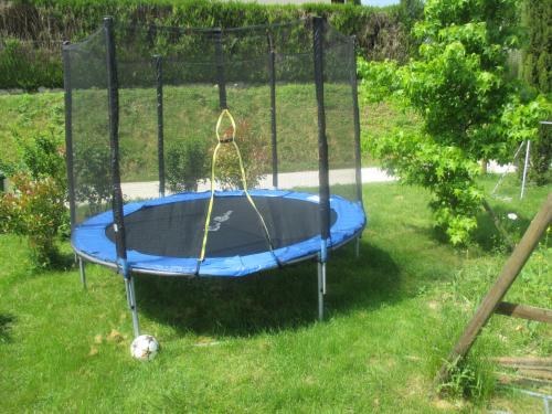 a small trampoline in a yard with a soccer ball at Studio & Gîte Zen de Beauval- 800 m du Zooparc in Seigy