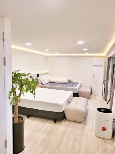 Postel nebo postele na pokoji v ubytování Busan Songjeong Beach House