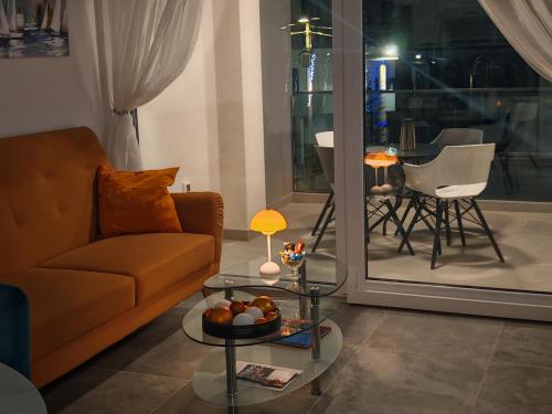 una sala de estar con un sofá y una mesa en Comfort Lovely Apartment Diva 2, Čiovo, Okrug, en Trogir