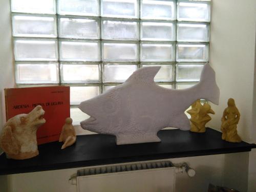 a shelf with sculptures on top of a window at Ristorante Hotel Mira in Sestri Levante