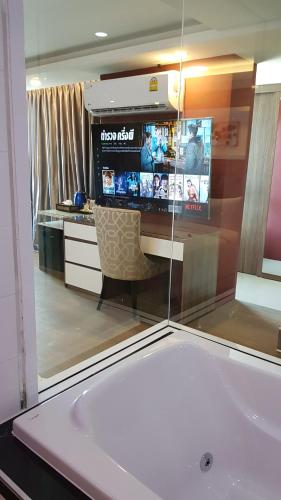Μια τηλεόραση ή/και κέντρο ψυχαγωγίας στο BlueTel Re'sidencE Bangkok IMPACT - 1 Time Drop-Off Service to Impact