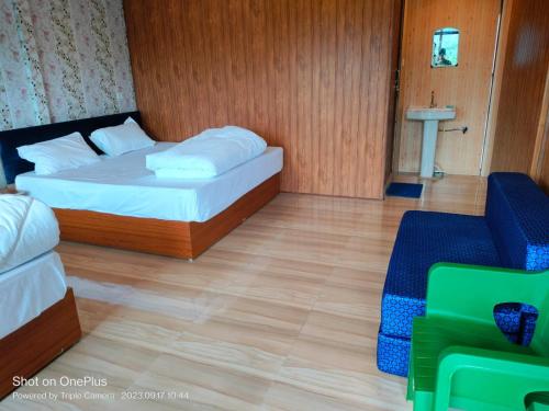 Postel nebo postele na pokoji v ubytování Chaukhamba view Resort