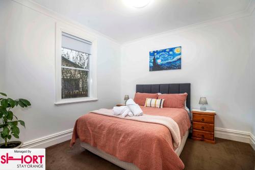 Ένα ή περισσότερα κρεβάτια σε δωμάτιο στο Paddington Villa 3 Close to town, Free Wi-fi, Netflix