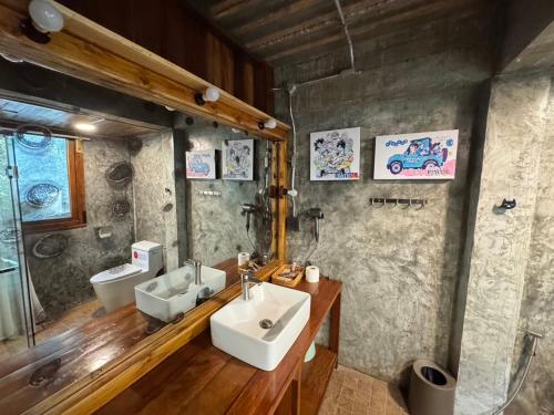 a bathroom with two sinks and a shower at Mii Paa Aii มิ๊ ป๊ะ ไอ in Chiang Mai