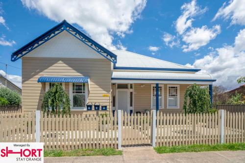 a small house with a white picket fence at Paddington Villa 3 Close to town, Free Wi-fi, Netflix in Orange