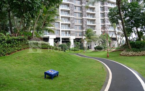 Zahrada ubytování Sky House BSD 3 BR Apartment Next to AEON Mall BSD With City View