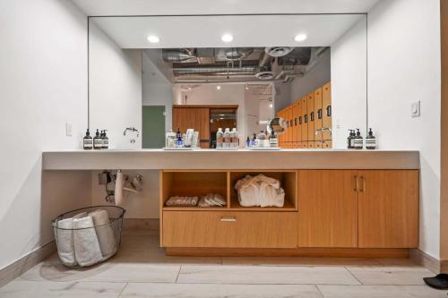 a dressing room with a counter and a mirror at SA Carbon Beach Suites in Malibu