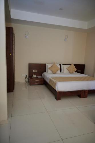 a bedroom with two beds in a room at Kethumathee Hotel & Banquet in Ratnapura