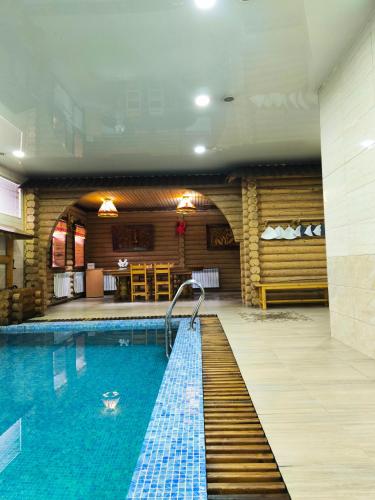 a large swimming pool in a building with a pool at Гостиничный комплекс Алтай in Lenīnogorsk