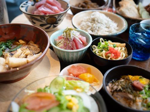 ホテルの敷地内または近くでの食事または食べ物