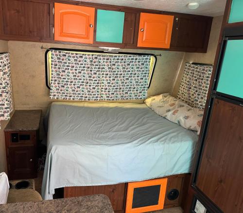 Postel nebo postele na pokoji v ubytování Cozy Camper