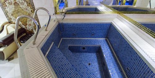 a blue tiled stairs in a building at Гостиничный комплекс Алтай in Lenīnogorsk