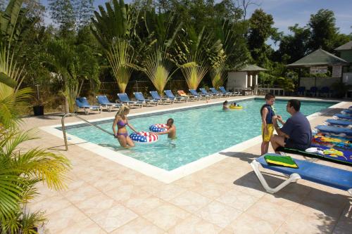 Bazén v ubytování Legends Beach Resort nebo v jeho okolí