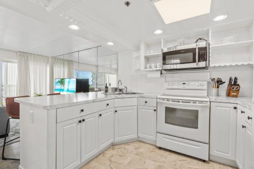 Η κουζίνα ή μικρή κουζίνα στο Oceanfront Oasis in Ilikai Hotel apts