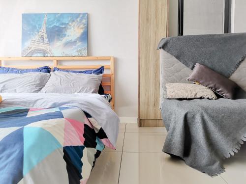 1 dormitorio con 1 cama y una foto de la torre Eiffel en The Altus -Icon City Petaling Jaya, en Petaling Jaya