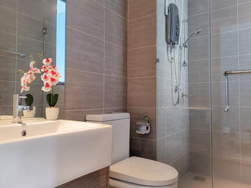 Un baño con ducha, inodoro y lavabo. en The Altus -Icon City Petaling Jaya, en Petaling Jaya