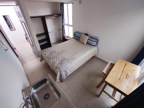 una piccola camera con letto e lavandino di Hotelito Ejido San Ale a Momoxpan