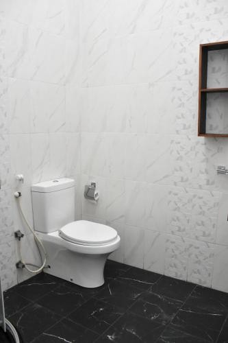a bathroom with a white toilet in a room at Cinnamon Mantra Luxury Villa in Beruwala