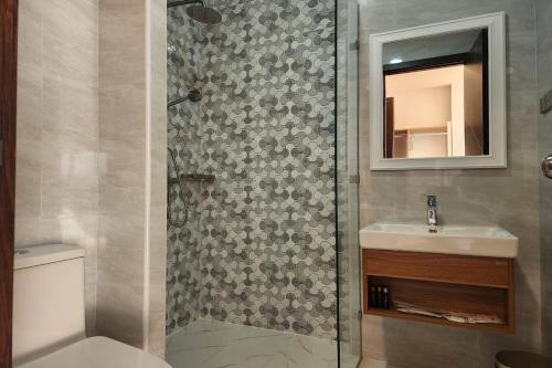 un baño con ducha y lavabo en Daoneua Riverside Resort, en Muang Fuang