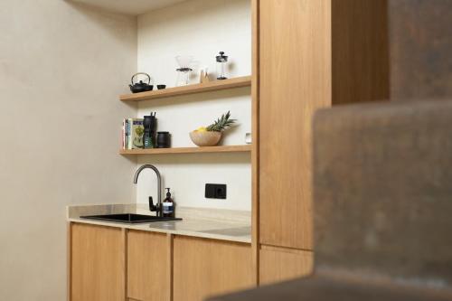 Η κουζίνα ή μικρή κουζίνα στο Calista Studios TIGA Quiet 1 BR home in peaceful jungle 10 mins away from the buzz of Uluwatu