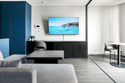 TV a/nebo společenská místnost v ubytování Homes Stay Myeongdong