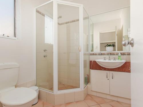 Um banheiro em Waters Edge Apartment with Jetty