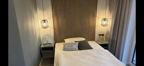 Una cama o camas en una habitación de Hotel Strandhus