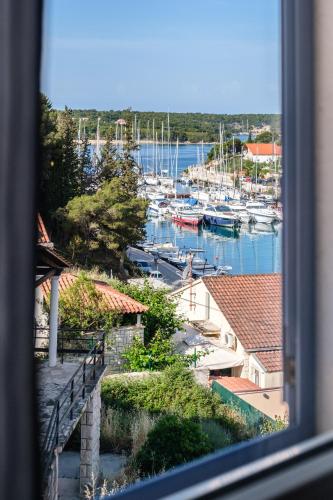 Heated Pool Villa, Sea View, 4 Bedrooms, Near Beach, Milna Bay