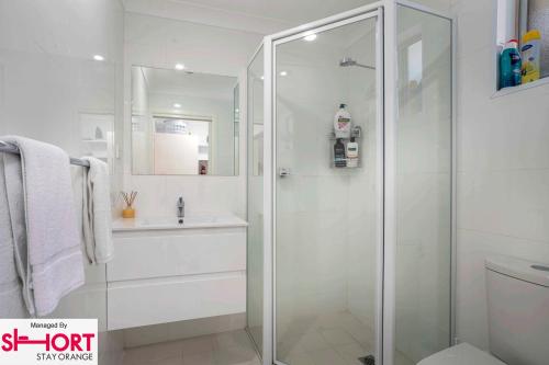 Ένα μπάνιο στο One-Bedroom Apartment on Summer