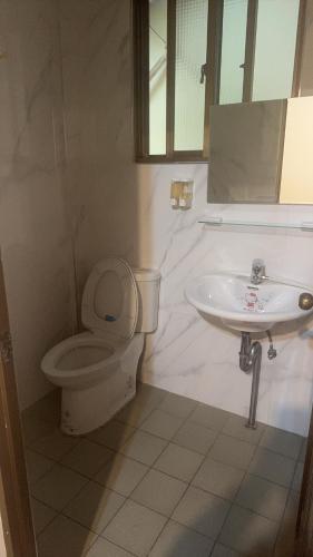 un baño con inodoro y lavabo en Tian Mamayou Tea House Xianzhuju, en Meishan