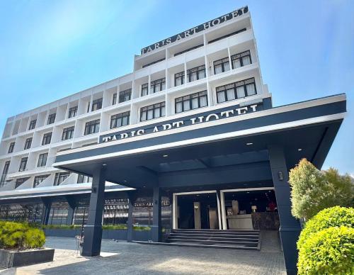 a building with a sign that reads hotel air hollywood at Taris Art Hotel Phrae in Phrae