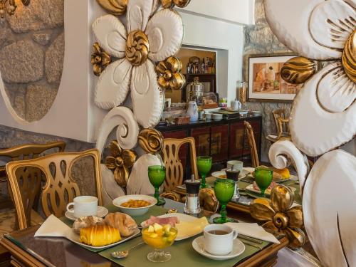 une salle à manger avec une table sur laquelle est dressée de la nourriture dans l'établissement Pedra Iberica, à Porto