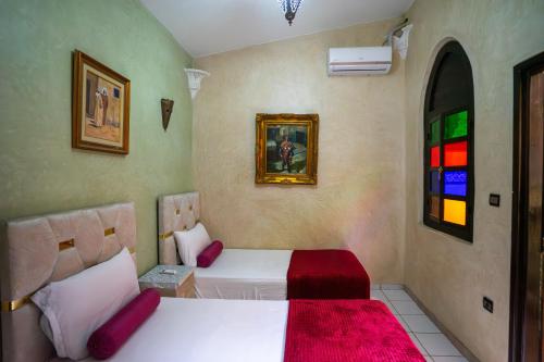 Postel nebo postele na pokoji v ubytování Riad Kamal de luxe avec jacuzzi et trois piscines au cœur de Marrakech