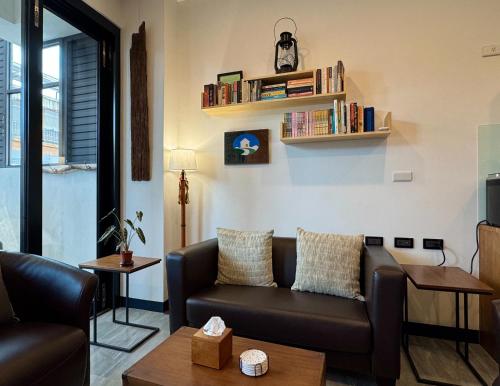 a living room with a couch and books on the wall at P and B's Home in San-k'un-shen