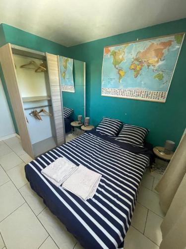 Postel nebo postele na pokoji v ubytování Chambre lit double à 3 mins à pied du Lagon Salines les bains