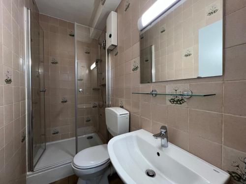 un bagno con lavandino, WC e doccia di Ferienwohnung Moselnest a Longuich