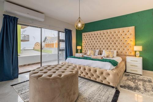 Un dormitorio con una cama grande y una ventana grande. en Beach Terrace at Starfish 42, en Swakopmund
