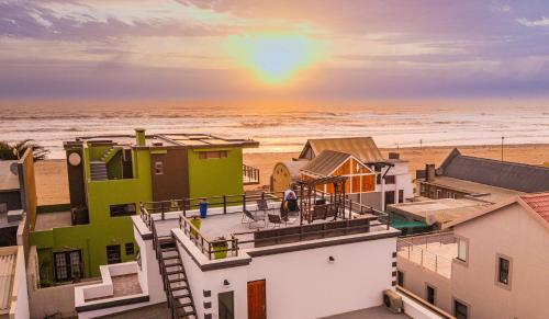 una vista de la playa desde el balcón de un edificio en Beach Terrace at Starfish 42, en Swakopmund