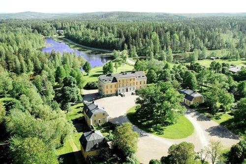 GarpenbergにあるGarpenbergs Slotts Stallmästarhotellの川付きの大家の空中風景