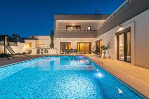 Luxury Villa Heated Pool, 6 persons, Jacuzzi, Sea View