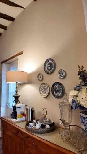 a counter with blue and white plates on the wall at Repos à Ribérac B&B in Ribérac