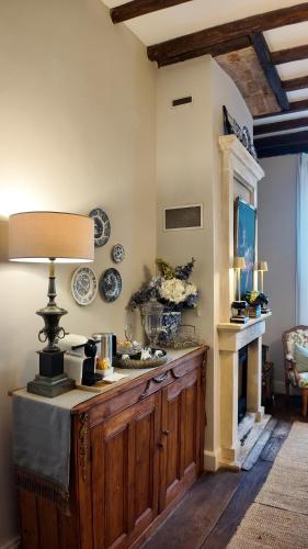 a living room with a table with a lamp on it at Repos à Ribérac B&B in Ribérac