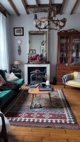a living room with a coffee table and a mirror at Repos à Ribérac B&B in Ribérac