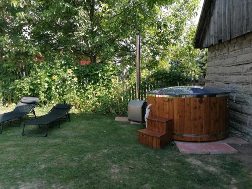 Ein Garten an der Unterkunft Chalupa nad sadom