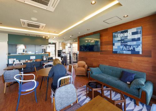 Ruang duduk di Tabist TOKYO CITY VIEW HOTEL