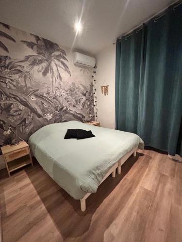 une chambre avec un lit avec un tableau sur le mur dans l'établissement 2P 40m2 -Cannes centre- Palais des festivals -, à Cannes