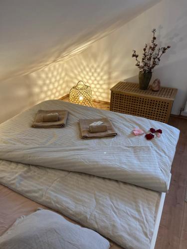 a bed with two towels on top of it at Horský domek se zahradou na Javorné u Železné Rudy in Čachrov